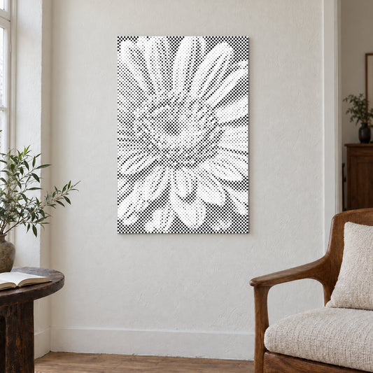 Prickmålningen “Gerbera blomma”, på en ljus vägg i ett rum med mjukt dagsljus.