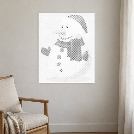 Prickmålningen “Snögubbe”, på en ljus vägg i ett rum med mjukt dagsljus.